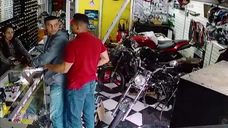  Жесткая схватка с вооруженным грабителем в Бразилии смотреть онлайн