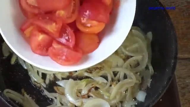 Лодочки из баклажан, начиненные фаршем с овощным соусом на сковороде