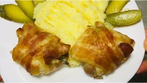 Куриные рулетики, завернутые в бекон, с вкусной грибной начинкой внутри - отличная идея на праздник