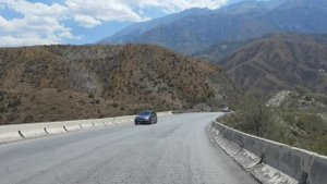 Дорога по перевалу к Токтогульскому водохранилищу.