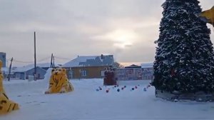 На праздничной площадке в центре Тасеева 27 декабря началось украшение елки.mp4