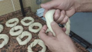 ТУРОК ГОТОВИТ СИМИТ - ПОПУЛЯРНЫЕ ТУРЕЦКИЕ БУБЛИКИ - ЛЕГКИЙ РЕЦЕПТ/ Готовлю турецкий завтрак/ Simit