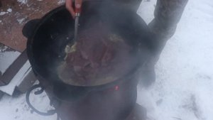Жареная свиная печень в казане на костре