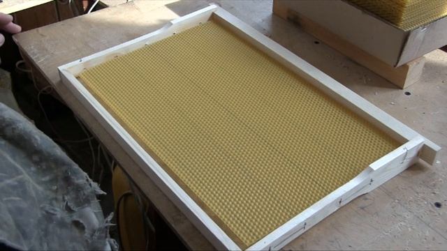 Пчеловождение . Наващиваю гнездовые рамки . смотреть онлайн