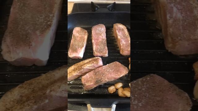 Делаем сами, стейки дома, на сковородке гриль. Нет ни чего простого и вкусного . смотреть онлайн