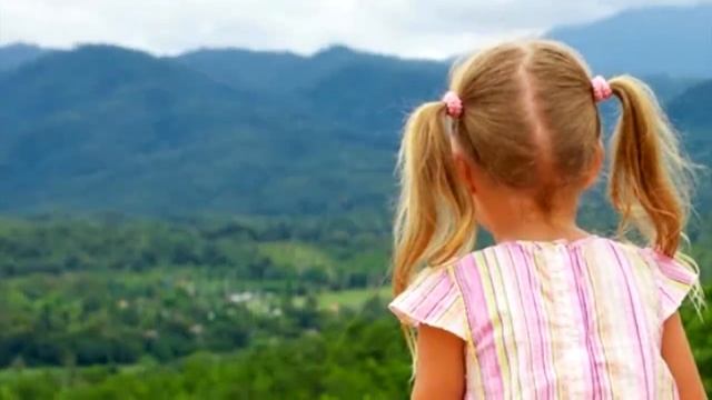 Немая девочка тайно передала записку врачу скорой помощи. Врач побелел, прочитав написанное… смотреть онлайн