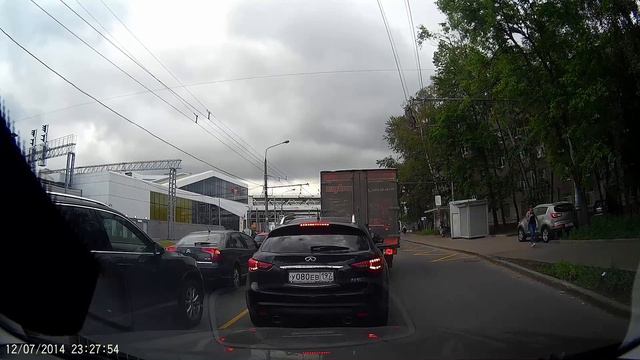 Быдло на тротуаре и на встречке смотреть онлайн