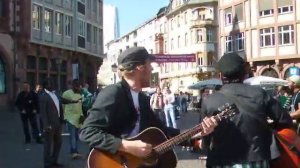 Street live performance in Frankfurt, Romer