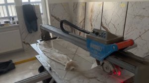 Фартук на кухне из керамогранита на всю стену