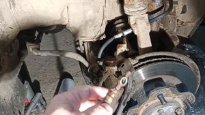 Toyota Town Ace замена тормозных шлангов и пыльников верхней шаровой опоры, ремонт своими руками.