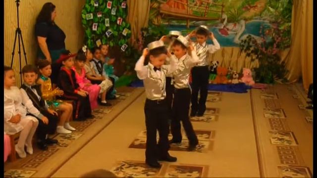 Танец мальчиков на выпускном в детском саду.