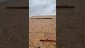 Монтаж подкладочного ковра и кровли в целом зимний период!