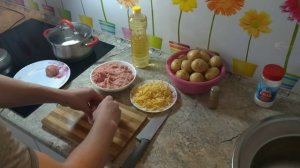 Фрикадельки с сыром во фритюре, запеченная картошка во фритюре