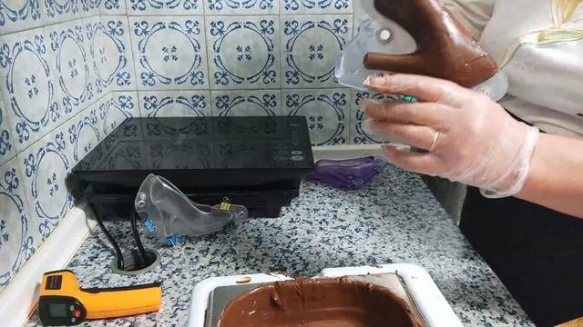 Наполнение шоколадных форм.