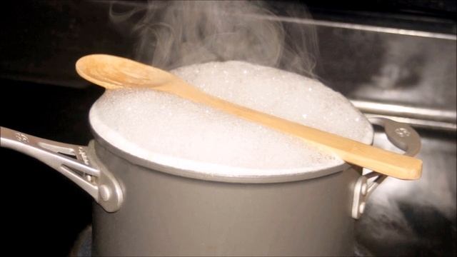 Как избежать выкипания из кастрюли молока и другой приготовляемой пищи.