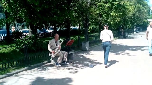 Мужичок на саксофоне бацает Кипелова "Я свободен" смотреть онлайн