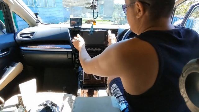 Установка конвектора-адаптера R81 УКВ -FM на Toyota vellfire 30