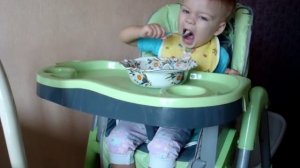 Ребенок научился есть ложкой самостоятельно!