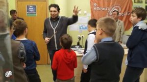 Вадим Чернобров проводит экскурсию в музее Космопоиска.