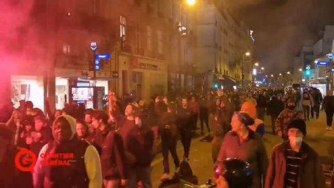 На улицы Парижа ночью сотни людей вышли на антиправительственную демонстрацию