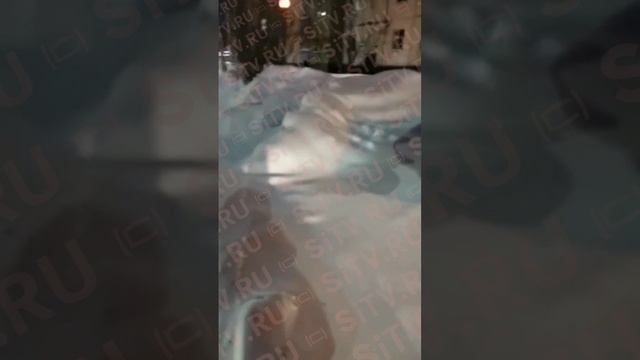 Сургутянка каждое утро после уборки снега лопатой откапывает машину ?