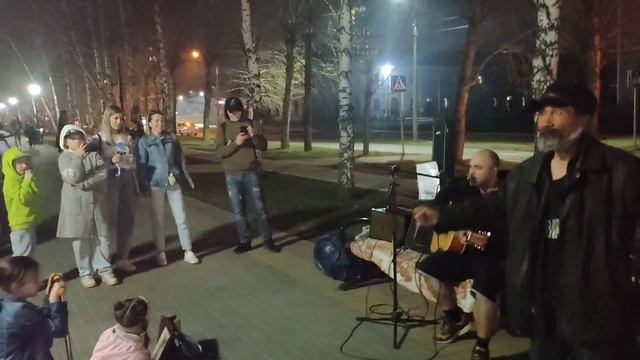 Уличные музыканты. Концерт на улице.