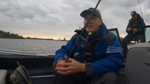 СОГНУЛА СПИННИНГ И ПРЁТ!!! ЩУКА ТАМ ИЛИ СОМ!？ Первая рыбалка в Калининграде На джиг и тейл-спиннер