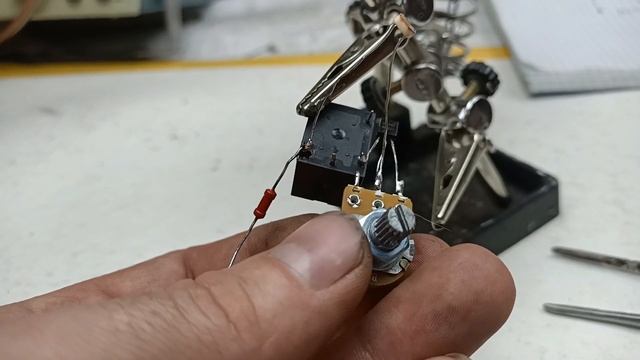 Невероятно Простой! Датчик освещенности Своими Руками!