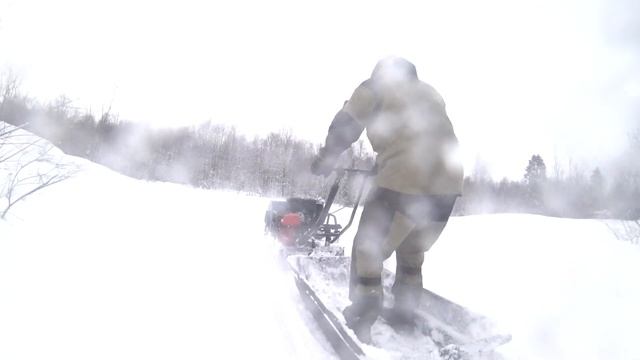 По сырому снегу на мотобуксировщике МУЖИК смотреть онлайн