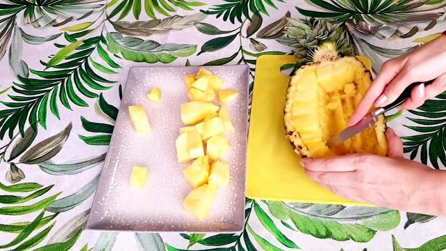 How beautifully cut and decorate pineapple. Как красиво порезать и украсить ананас