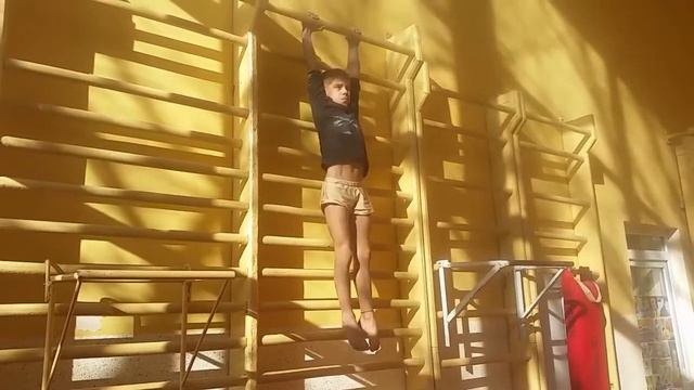 Поднимание ног 180 РАЗ ! 8 лет смотреть онлайн