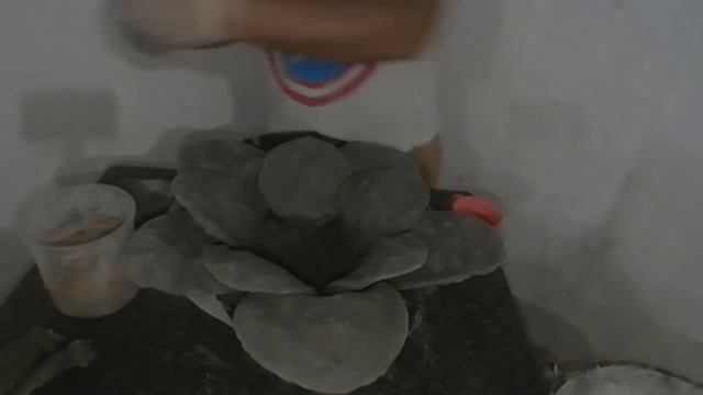 Vaso em forma de flor gigante. смотреть онлайн