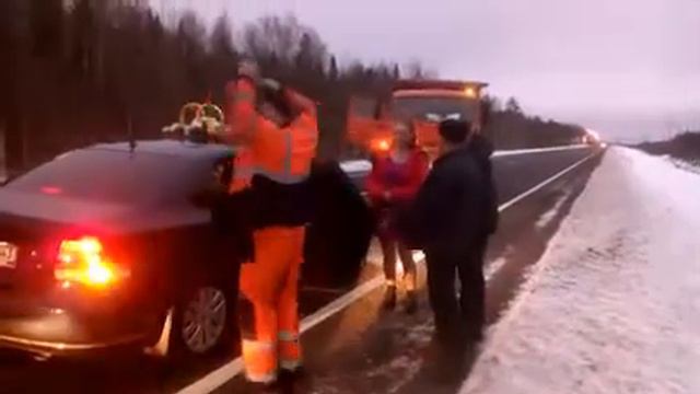 Дорожники перегородки дорогу свадьбе. смотреть онлайн