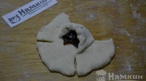 Сдобные булочки с повидлом из готового теста в духовке