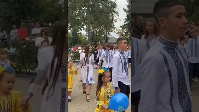 1 сентября в одной из школ на Украине первоклашек на линейке встречали необычными песнями.