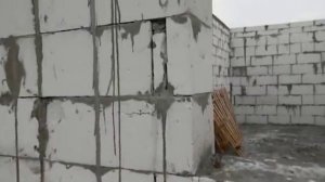 Дом из газобетона, кладка на раствор, лучше так не делать.