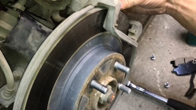 Митсубиши Аутлендер, замена задних тормозных колодок. Mitsubishi, replacement of rear brake pads.