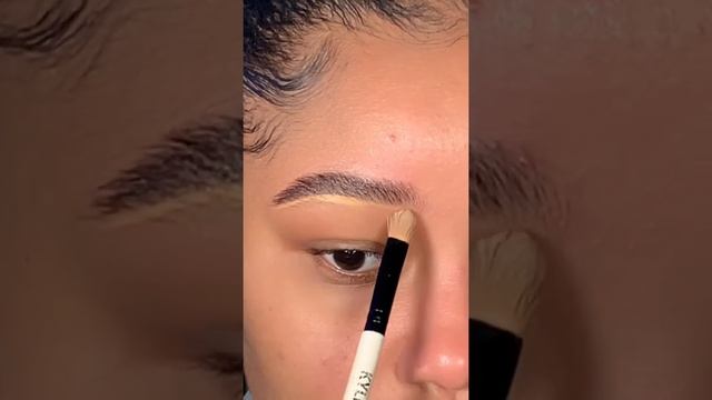 How to achieve the “Laminated Brow” look using makeup