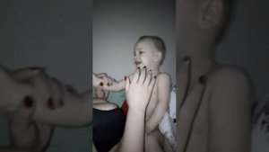 Малыш плачет когда мама поёт песню спокойной ночи
