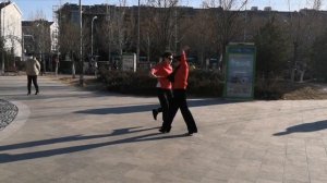 Китаянки танцуют в парке современные танцы