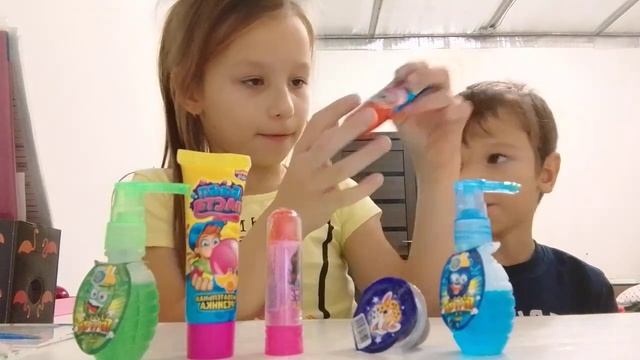 как мы с братом пробуем прикольные сладости ???