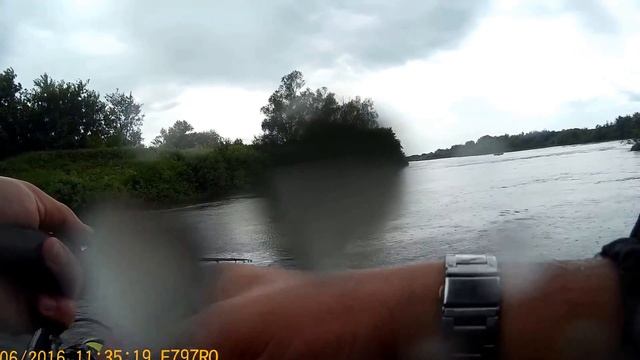 р. Мокша поимка голавля на 600 гр. в грозу. смотреть онлайн