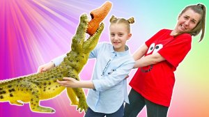 Нападение КРОКОДИЛА в зоопарке! Видео для детей с Барби и Кеном.