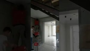 Монтаж натяжного потолка с теневым профилем под лестничным маршем