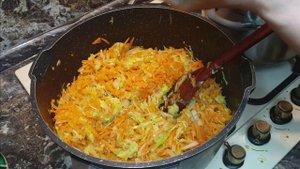 Болгарские перцы фаршированные овощами в томатном соку на зиму.