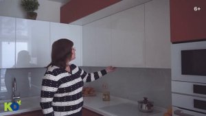 Дизайн яркой кухни: сочетание белого и кораллового цвета в кухонном интерьере