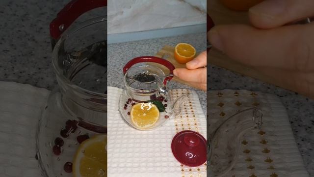 Согревающий черный чай с клюквой и мятой.