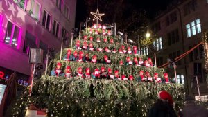 Необычная поющая рождественская елка 🎄The Singing Christmas Tree Дети поют на елке ☃️Поющая елка