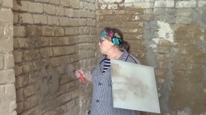 Набрасывание раствора мастерком с сокола