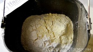 Хлеб из пшеничной и кукурузной муки и тыквенного пюре на ржаной закваске в хлебопечке